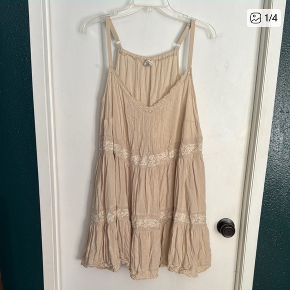 💫Beige Sleeveless Dress with Lace Details